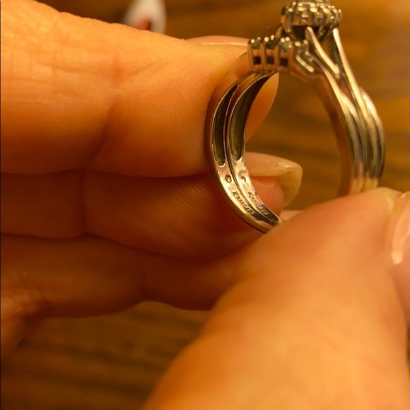 10 karat gold and diamond ring - Picture 7 of 8